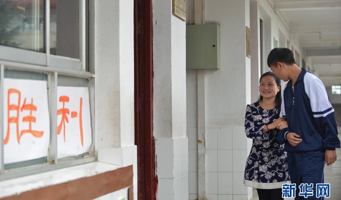 劉芳在學生協助下，前去上課