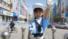 幼兒化身&ldquo;小交警&rdquo; 指揮交通萌態十足