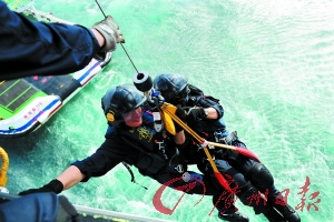 探訪南海&ldquo;海上蜘蛛俠&rdquo;：穿尿不濕救人