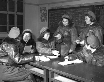 第一批女飛行員：毛澤東稱贊，細(xì)妹子不簡(jiǎn)單，飛得好高啊