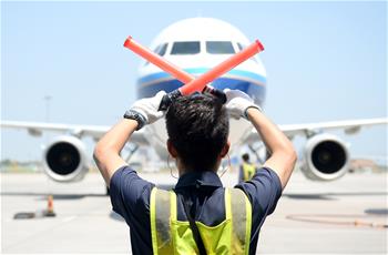 烈日下的&ldquo;飛機守護者&rdquo;