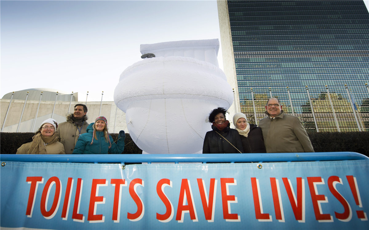 &ldquo;世界廁所日&rdquo;，聯合國總部大樓前的口號條幅