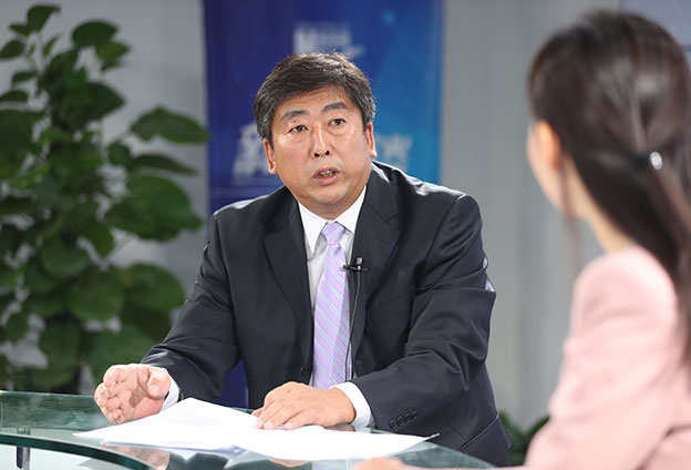 具體落在實處就是把方向，管大局，保落實