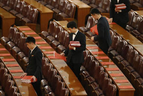 工作人員在會場分發文件