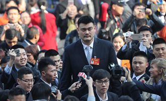 記者們采訪全國政協委員姚明