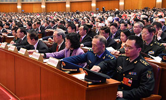 與會(huì)代表在表決總監(jiān)票人、監(jiān)票人名單草案