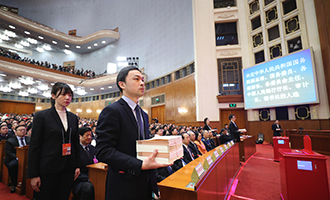 工作人員準備發票