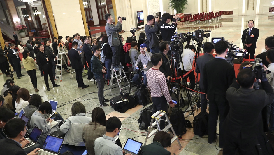 記者在&ldquo;部長通道&rdquo;采訪