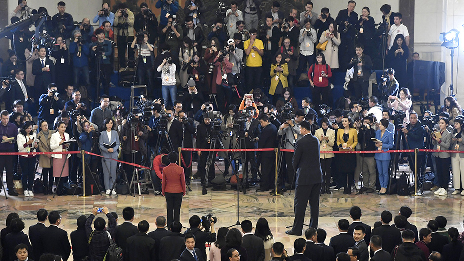 全國政協委員接受采訪