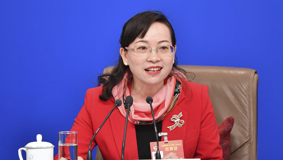 全國政協(xié)委員、湖南省湘西土家族苗族自治州政協(xié)副主席 石紅