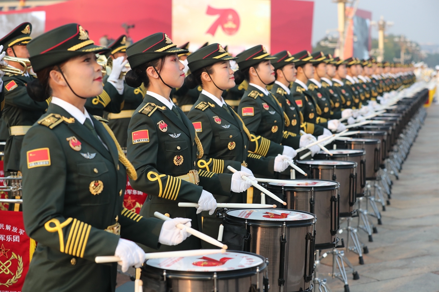 解放軍聯合軍樂團在廣場就位后進行準備工作和試奏。據了解，解放軍聯合軍樂團此次演奏是從開國大典至今歷次閱兵以來演奏曲目最多的一次，不少曲目是為此次閱兵量身打造的全新作品，此次也是歷次女演奏員最多的一次。