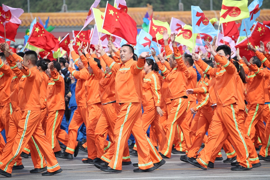 群眾大游行，歡樂的海洋！