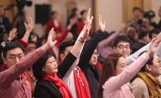 現場記者舉手提問