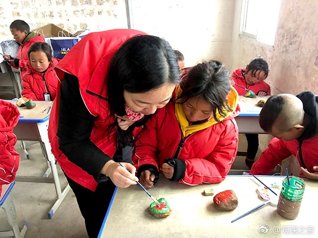 在繪畫課上，孩子們畫出心中想象的世界，不斷汲取關于美的知識。&ldquo;多一克溫暖&rdquo;帶給孩子們的是未來人生更多的機會與可能。公益行動不應只提供物質捐贈，更要加強對山區孩子們精神世界與未來發展的重視。