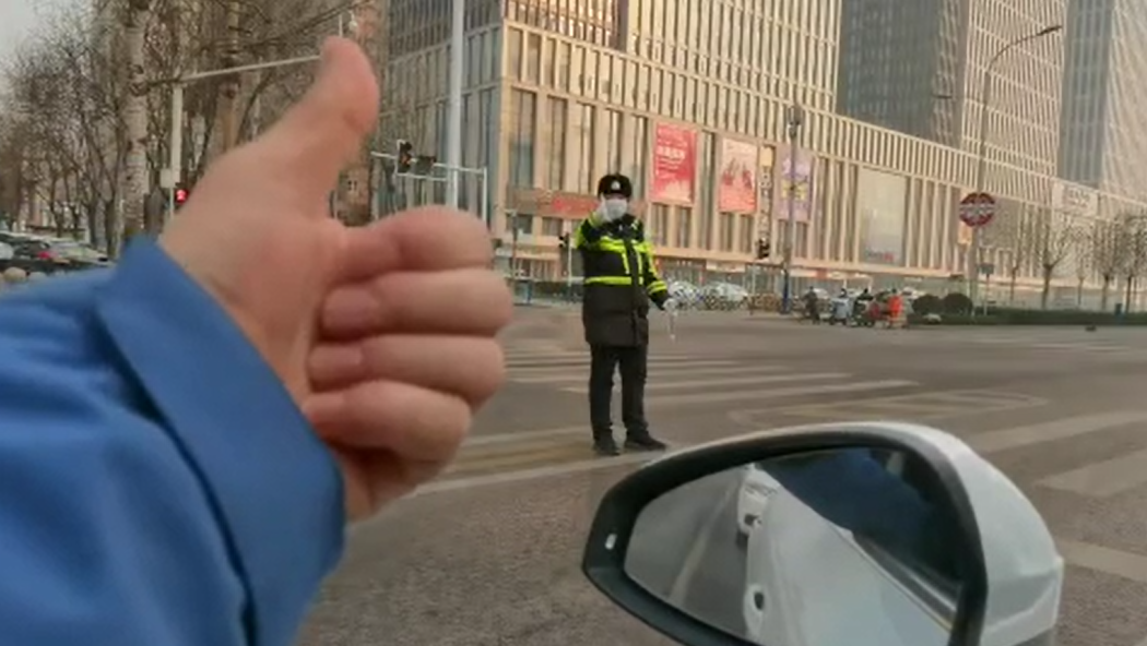 石家莊路人和交警的這個&ldquo;暗號&rdquo;，真暖！