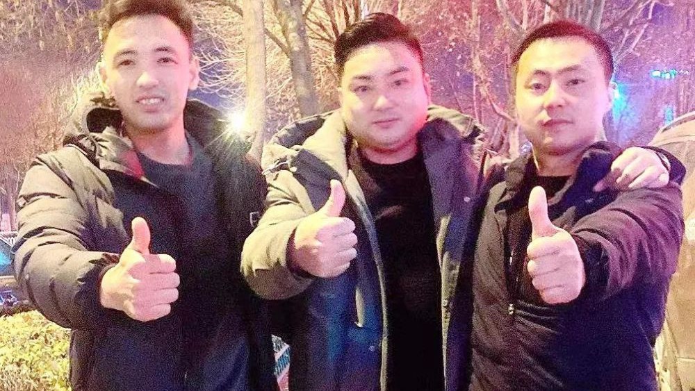 熱點快追｜路面結冰大貨車開始溜車！24塊&ldquo;救命石&rdquo;幫助緊急脫險