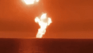 驚人！火光沖天 里海海面發生巨大爆炸