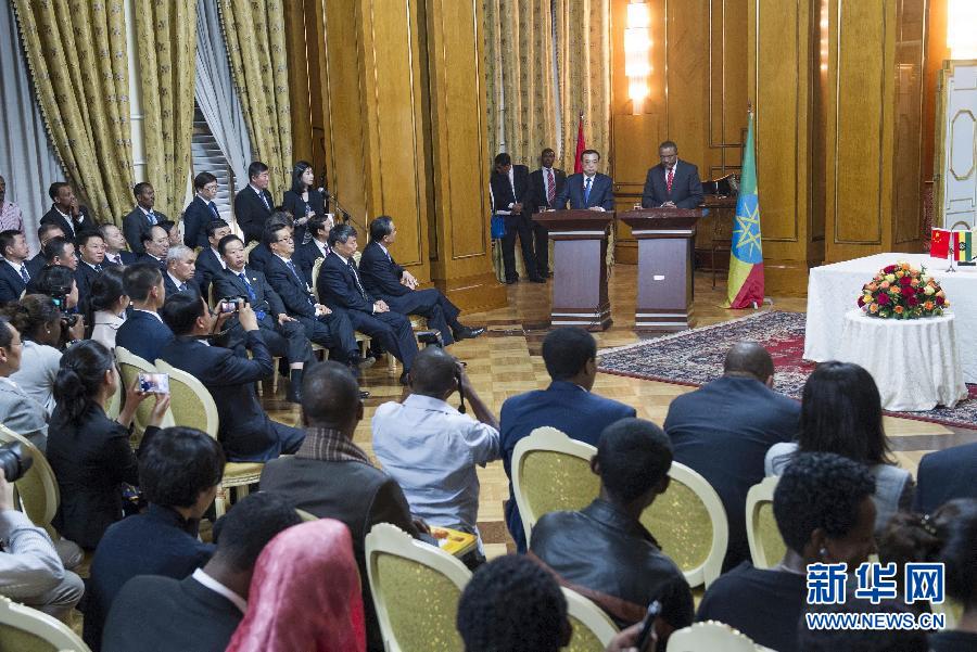 5月4日，國務院總理李克強在亞的斯亞貝巴與埃塞俄比亞總理海爾馬里亞姆舉行會談。這是會談后，李克強與海爾馬里亞姆共同會見記者。 新華社記者 王曄 攝