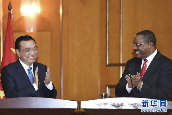 5月4日，國務院總理李克強在亞的斯亞貝巴與埃塞俄比亞總理海爾馬里亞姆舉行會談。這是會談結束后，李克強與海爾馬里亞姆共同會見記者。 新華社記者 李學仁 攝