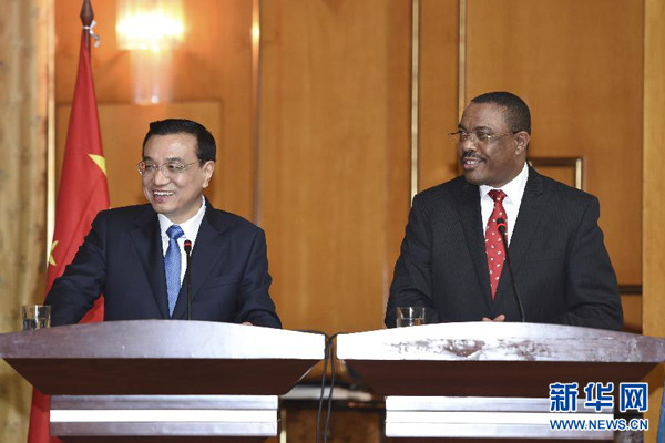 5月4日，國務院總理李克強在亞的斯亞貝巴與埃塞俄比亞總理海爾馬里亞姆舉行會談。這是會談后，李克強與海爾馬里亞姆共同會見記者。 新華社記者 李學仁 攝