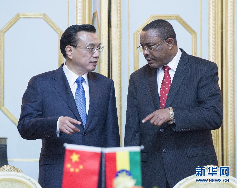 5月4日，中國國務院總理李克強在亞的斯亞貝巴與埃塞俄比亞總理海爾馬里亞姆舉行會談。這是會談后，李克強與海爾馬里亞姆共同出席有關文件簽字儀式。 新華社記者 王曄 攝