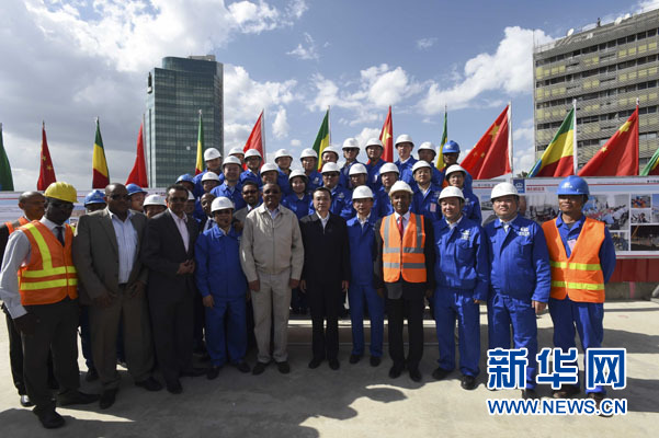 這是李克強同海爾馬里亞姆與施工人員合影留念。新華社記者 李學仁 攝