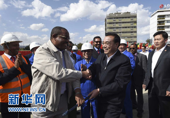 5月5日，中國國務院總理李克強考察亞的斯亞貝巴輕軌項目，埃塞俄比亞總理海爾馬里亞姆陪同。新華社記者 李學仁 攝