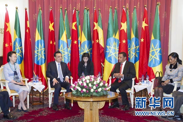 李克強(qiáng)總理夫人程虹、穆拉圖總統(tǒng)夫人梅阿扎參加會(huì)見(jiàn)。新華社記者王曄攝