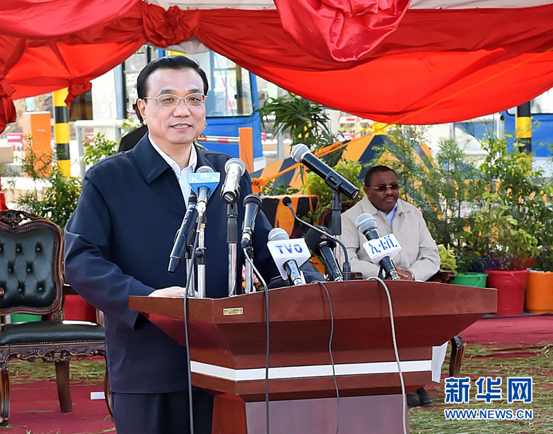 5月5日,國務院總理李克強與埃塞俄比亞總理海爾馬里亞姆共同出席亞的斯亞貝巴-阿達瑪高速公路一期竣工揭牌典禮,并為二期工程開工奠基剪彩。這是李克強在典禮上致辭。新華社記者 李濤 攝 5月5日,國務院總理李克強與埃塞俄比亞總理海爾馬里亞姆共同出席亞的斯亞貝巴-阿達瑪高速公路一期竣工揭牌典禮,并為二期工程開工奠基剪彩。這是李克強在典禮上致辭。新華社記者 李濤 攝
