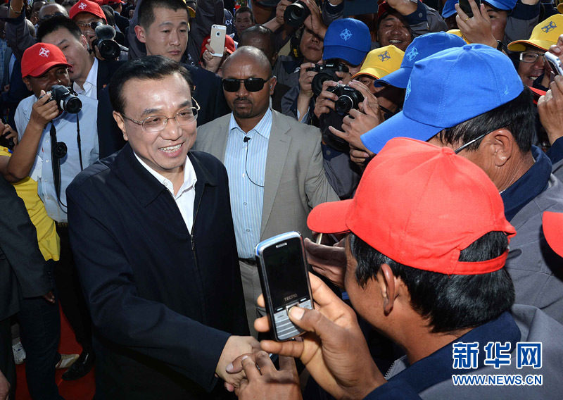 5月5日,中國國務院總理李克強與埃塞俄比亞總理海爾馬里亞姆共同出席亞的斯亞貝巴-阿達瑪高速公路一期竣工揭牌典禮,并為二期工程開工奠基剪彩。這是典禮結束后,李克強同工程施工人員親切交談。新華社記者 李濤 攝 5月5日,中國國務院總理李克強與埃塞俄比亞總理海爾馬里亞姆共同出席亞的斯亞貝巴-阿達瑪高速公路一期竣工揭牌典禮,并為二期工程開工奠基剪彩。這是典禮結束后,李克強同工程施工人員親切交談。新華社記者 李濤 攝