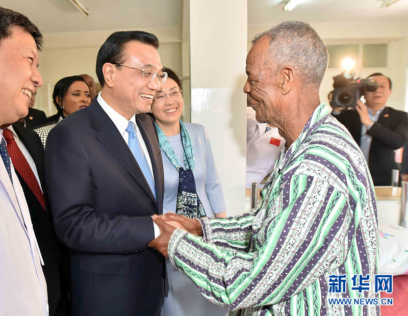 5月6日，中國國務院總理李克強與埃塞俄比亞總統穆拉圖一同來到亞的斯亞貝巴阿勒塔醫院，看望受益于中國免費白內障手術&ldquo;光明行&rdquo;活動的埃塞俄比亞患者。新華社記者 李濤 攝 