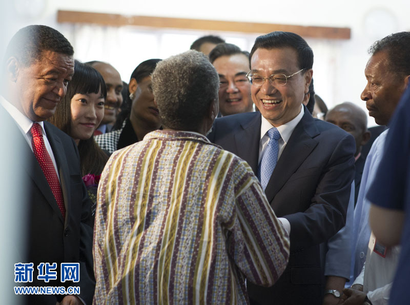 5月6日，中國國務院總理李克強與埃塞俄比亞總統穆拉圖一同來到亞的斯亞貝巴阿勒塔醫院，看望受益于中國免費白內障手術&ldquo;光明行&rdquo;活動的埃塞俄比亞患者。新華社記者 謝環馳 攝 