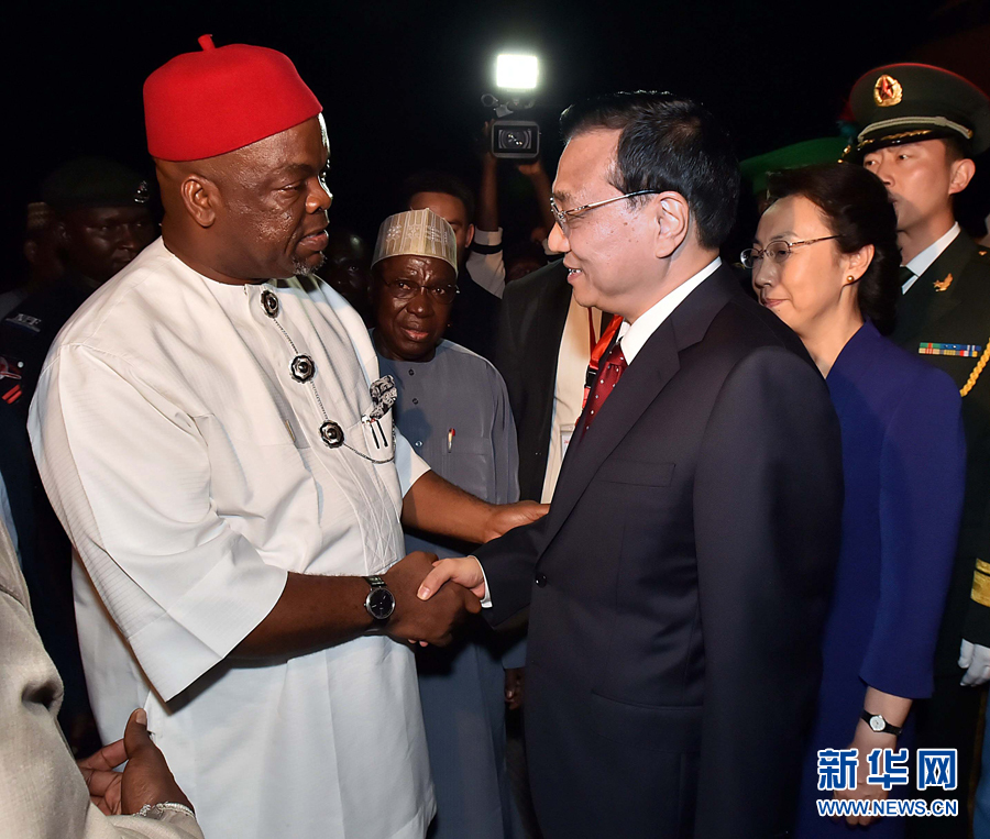 5月6日,應(yīng)尼日利亞總統(tǒng)喬納森邀請(qǐng),國(guó)務(wù)院總理李克強(qiáng)乘專機(jī)抵達(dá)阿布賈國(guó)際機(jī)場(chǎng),開始對(duì)尼日利亞進(jìn)行正式訪問。李克強(qiáng)總理夫人程虹同機(jī)抵達(dá)。新華社記者 李濤 攝 5月6日,應(yīng)尼日利亞總統(tǒng)喬納森邀請(qǐng),國(guó)務(wù)院總理李克強(qiáng)乘專機(jī)抵達(dá)阿布賈國(guó)際機(jī)場(chǎng),開始對(duì)尼日利亞進(jìn)行正式訪問。李克強(qiáng)總理夫人程虹同機(jī)抵達(dá)。新華社記者 李濤 攝