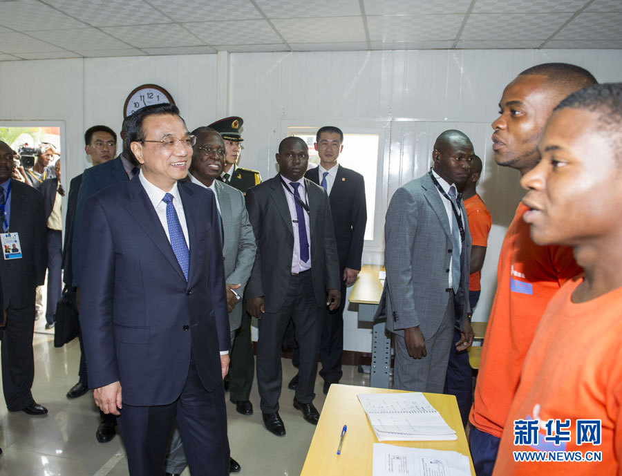 這是李克強(qiáng)在學(xué)校教室內(nèi)同正在上課的學(xué)生互動交流。新華社記者王曄攝