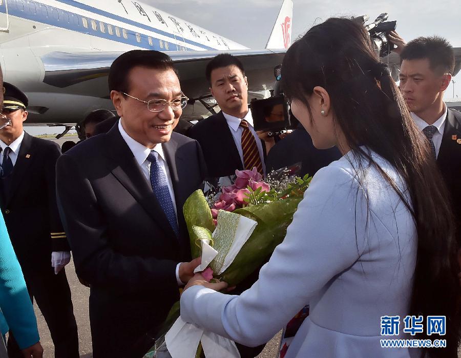 5月8日，應安哥拉總統多斯桑托斯邀請，中國國務院總理李克強乘專機抵達羅安達二月四日國際機場，開始對安哥拉進行正式訪問。 新華社記者李濤 攝 