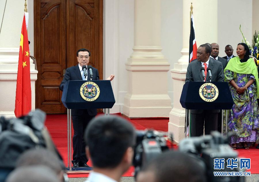 5月10日，中國國務院總理李克強在肯尼亞國家宮與肯總統肯雅塔舉行會談后共同會見記者。 新華社記者 李濤 攝 