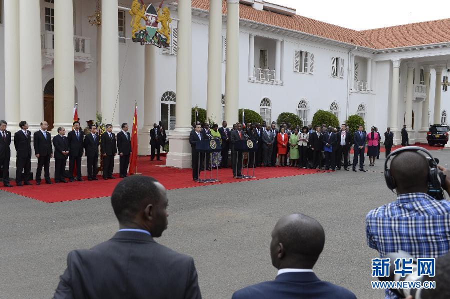  5月10日，中國國務院總理李克強在肯尼亞國家宮與肯總統肯雅塔舉行會談后共同會見記者。 新華社記者 李學仁 攝 