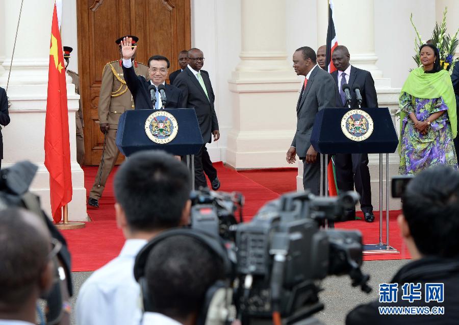 5月10日，中國國務院總理李克強在肯尼亞國家宮與肯總統肯雅塔舉行會談后共同會見記者。 新華社記者 李濤 攝 