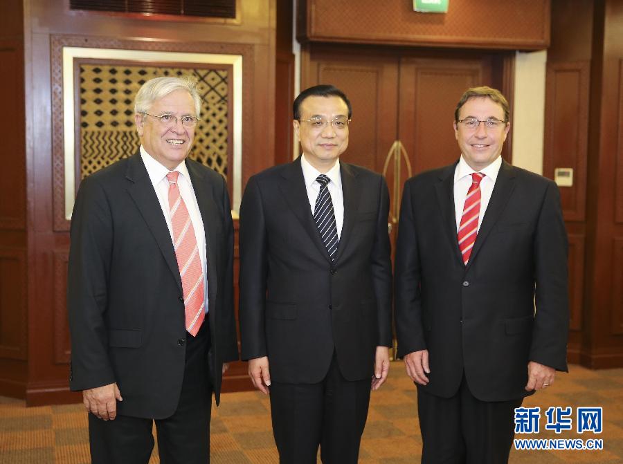 5月10日，國務院總理李克強在內羅畢會見聯合國環境規劃署執行主任施泰納（右）和聯合國人居署執行主任克洛斯。 新華社記者 丁林 攝 