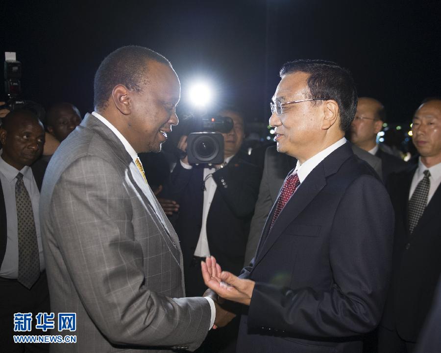 5月9日,應肯尼亞總統肯雅塔邀請,中國國務院總理李克強乘專機抵達內羅畢肯雅塔國際機場,開始對肯尼亞進行正式訪問。李克強總理夫人程虹同機抵達。肯尼亞總統肯雅塔和副總統魯托率肯政府高級官員到機場迎接。新華社記者 謝環馳 攝 5月9日,應肯尼亞總統肯雅塔邀請,中國國務院總理李克強乘專機抵達內羅畢肯雅塔國際機場,開始對肯尼亞進行正式訪問。李克強總理夫人程虹同機抵達。肯尼亞總統肯雅塔和副總統魯托率肯政府高級官員到機場迎接。新華社記者 謝環馳 攝