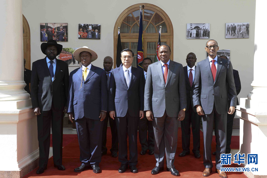 這是李克強在簽字儀式后參加集體合影。新華社記者李學仁攝