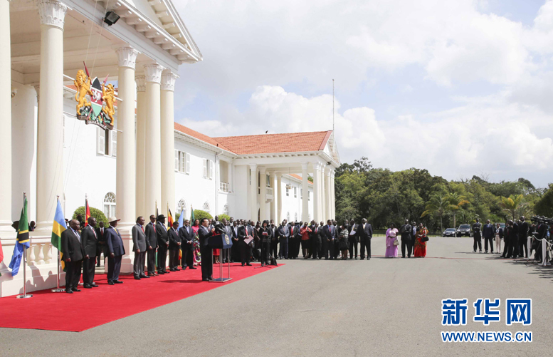 5月11日，中國(guó)國(guó)務(wù)院總理李克強(qiáng)在內(nèi)羅畢國(guó)家宮與肯尼亞總統(tǒng)肯雅塔共同會(huì)見(jiàn)記者，介紹中非合作建設(shè)肯尼亞蒙巴薩－內(nèi)羅畢鐵路情況。烏干達(dá)總統(tǒng)穆塞韋尼、盧旺達(dá)總統(tǒng)卡加梅、南蘇丹總統(tǒng)基爾等東非地區(qū)國(guó)家領(lǐng)導(dǎo)人參加。新華社記者丁林?jǐn)z