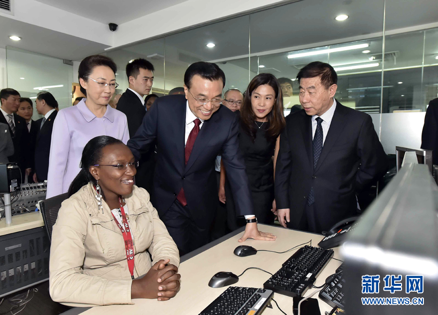 5月11日,中國國務院總理李克強在肯尼亞首都內羅畢看望并慰問中央電視臺非洲分臺員工。 新華社記者 李濤 攝 5月11日,中國國務院總理李克強在肯尼亞首都內羅畢看望并慰問中央電視臺非洲分臺員工。 新華社記者 李濤 攝