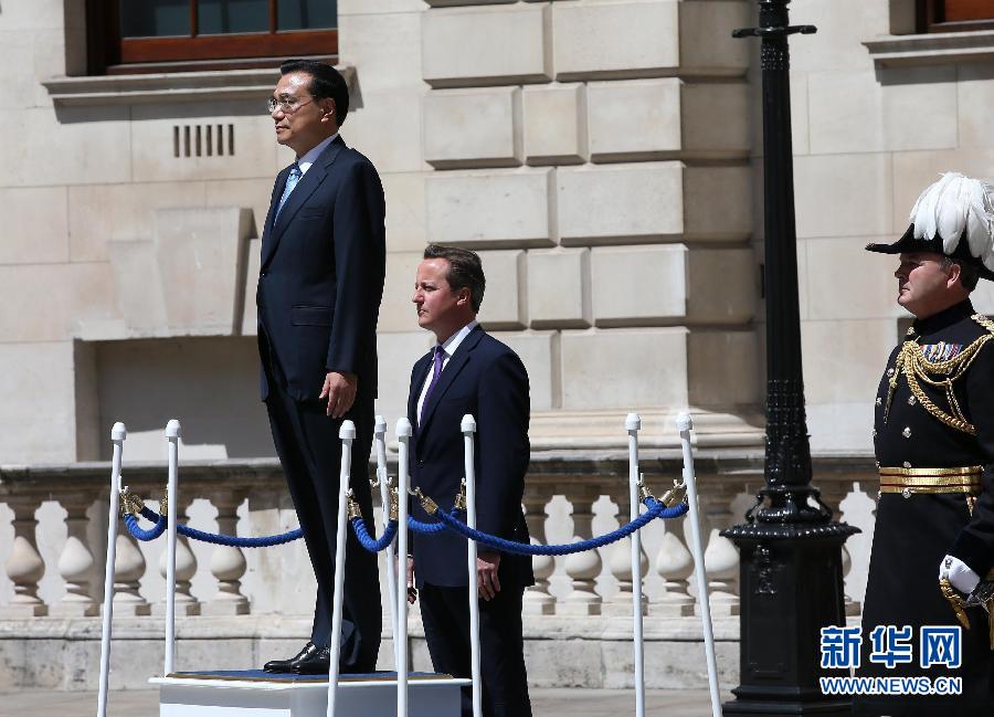 6月17日,中國國務院總理李克強在倫敦唐寧街10號首相府同英國首相卡梅倫舉行中英總理年度會晤。這是會晤前,卡梅倫為李克強舉行隆重的歡迎儀式。新華社記者 龐興雷 攝 6月17日,中國國務院總理李克強在倫敦唐寧街10號首相府同英國首相卡梅倫舉行中英總理年度會晤。這是會晤前,卡梅倫為李克強舉行隆重的歡迎儀式。新華社記者 龐興雷 攝