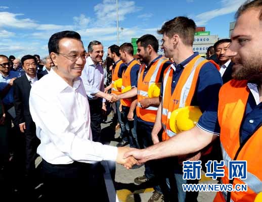 6月20日，國務(wù)院總理李克強(qiáng)與希臘總理薩馬拉斯共同考察中國遠(yuǎn)洋運(yùn)輸集團(tuán)比雷埃夫斯集裝箱碼頭。這是李克強(qiáng)和薩馬拉斯來到3號碼頭，同碼頭工人親切交流。新華社記者 李濤 攝 