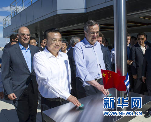 這是李克強(qiáng)與薩馬拉斯共同發(fā)出指令，一列滿載中國貨物的列車緩緩駛出比雷埃夫斯港，開往中東歐目的地。新華社記者 王曄 攝