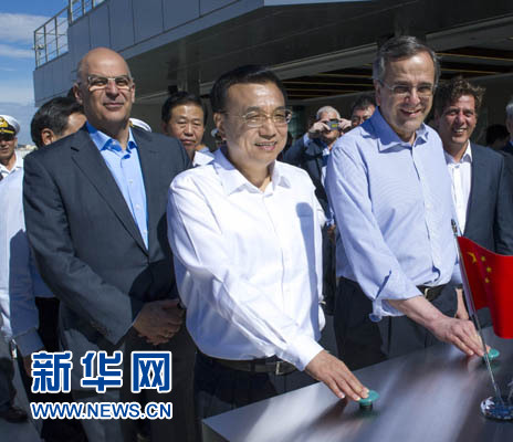 這是李克強(qiáng)與薩馬拉斯共同發(fā)出指令，一列滿載中國貨物的列車緩緩駛出比雷埃夫斯港，開往中東歐目的地。新華社記者 王曄 攝