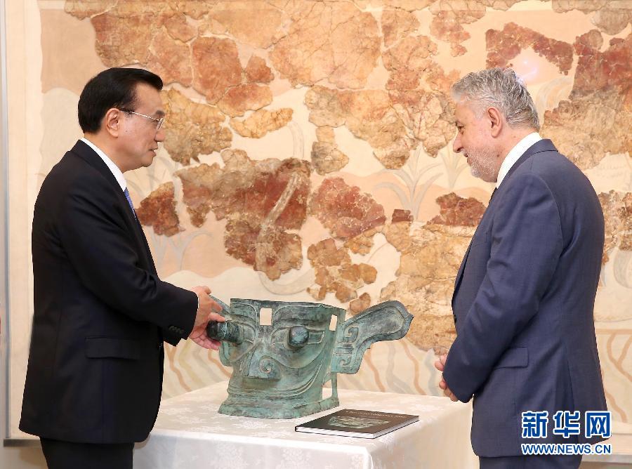 6月21日，國務(wù)院總理李克強(qiáng)與希臘總理薩馬拉斯共同出席希臘伊拉克利翁博物館新館開館儀式并發(fā)表講話。這是李克強(qiáng)向伊拉克利翁博物館贈送三星堆出土文物復(fù)制品。新華社記者 龐興雷 攝 