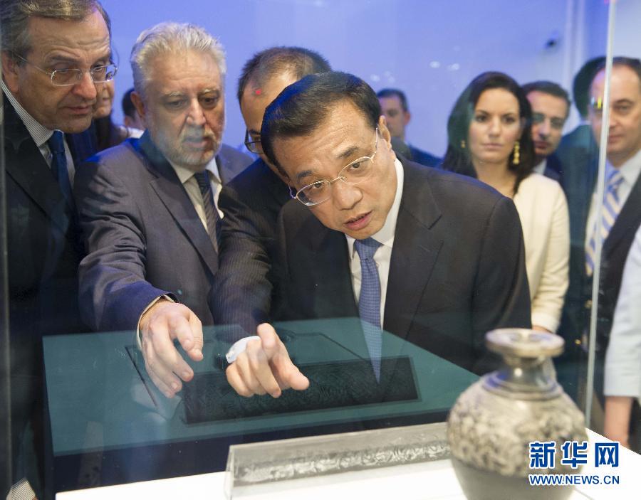  6月21日，國務(wù)院總理李克強(qiáng)與希臘總理薩馬拉斯共同出席希臘伊拉克利翁博物館新館開館儀式并發(fā)表講話。這是李克強(qiáng)在參觀博物館展品。新華社記者 黃敬文 攝 