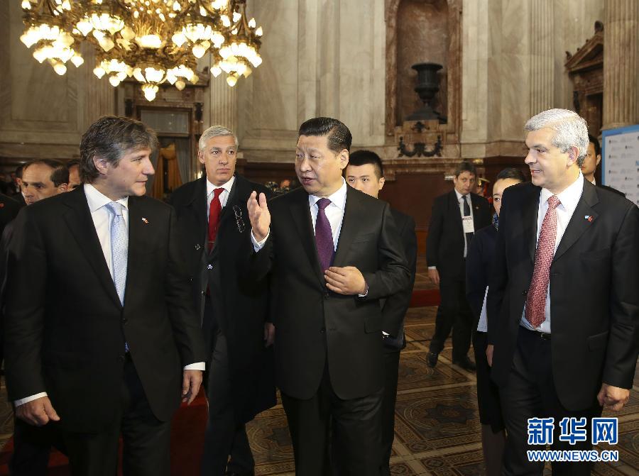 當(dāng)?shù)貢r(shí)間7月19日，國家主席習(xí)近平在布宜諾斯艾利斯會見阿根廷副總統(tǒng)兼參議長布杜（前左）和眾議長多明格斯（前右）。 新華社記者丁林?jǐn)z 